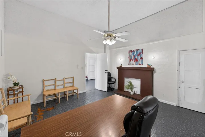 7101 Menlo, Los Angeles, California 90044