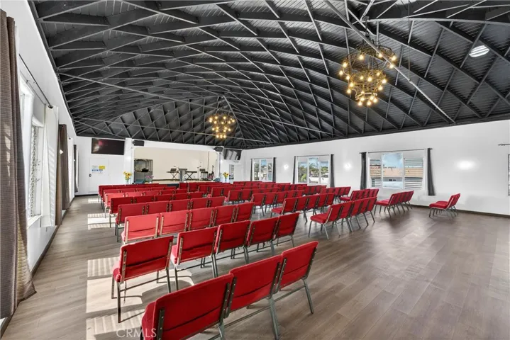 7101 Menlo, Los Angeles, California 90044