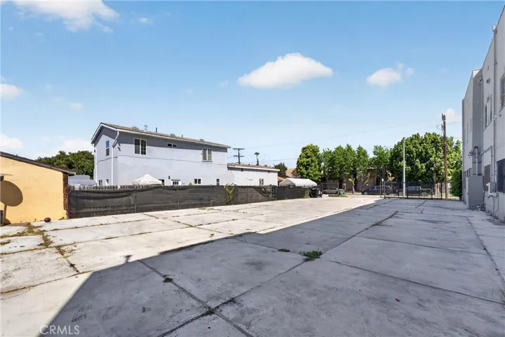 7101 Menlo, Los Angeles, California 90044