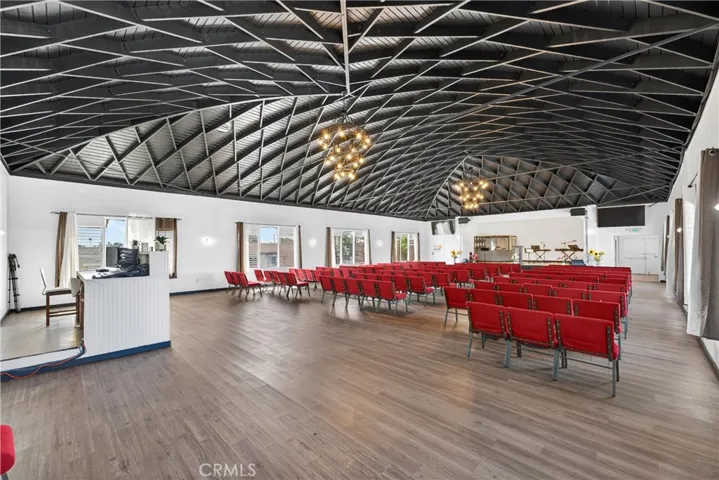 7101 Menlo, Los Angeles, California 90044