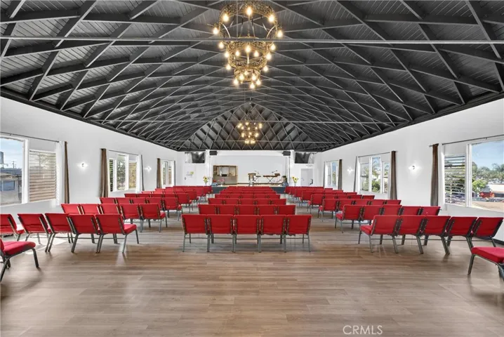 7101 Menlo, Los Angeles, California 90044