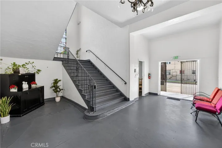 7101 Menlo, Los Angeles, California 90044