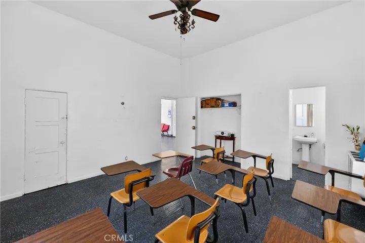 7101 Menlo, Los Angeles, California 90044