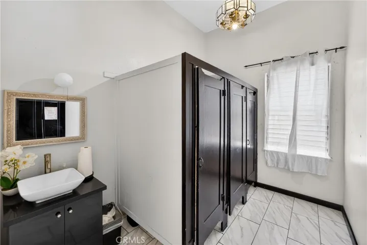 7101 Menlo, Los Angeles, California 90044