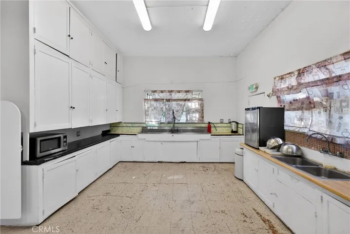 7101 Menlo, Los Angeles, California 90044