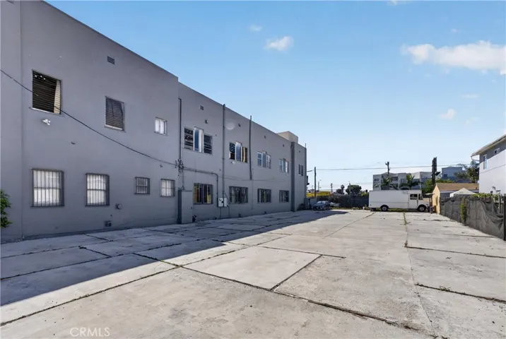 7101 Menlo, Los Angeles, California 90044