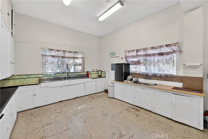 7101 Menlo, Los Angeles, California 90044