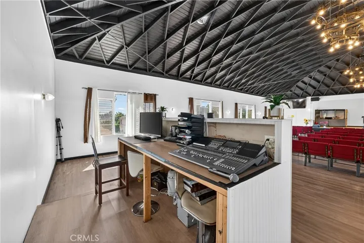 7101 Menlo, Los Angeles, California 90044
