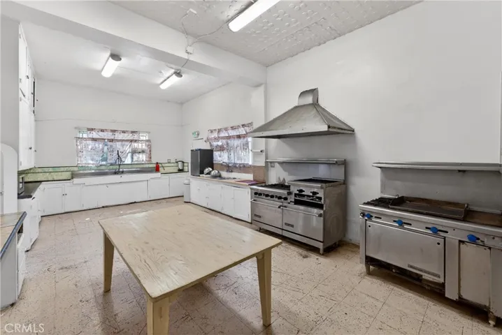 7101 Menlo, Los Angeles, California 90044