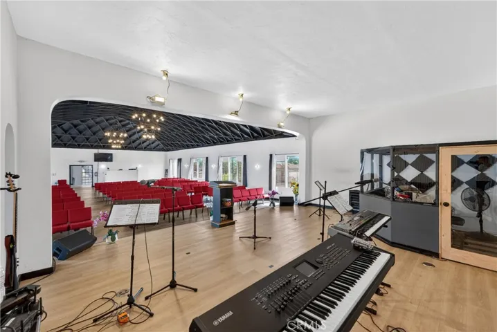 7101 Menlo, Los Angeles, California 90044