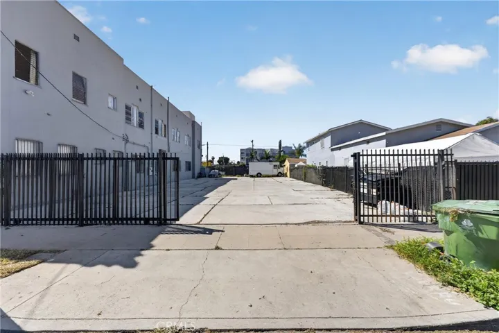 7101 Menlo, Los Angeles, California 90044