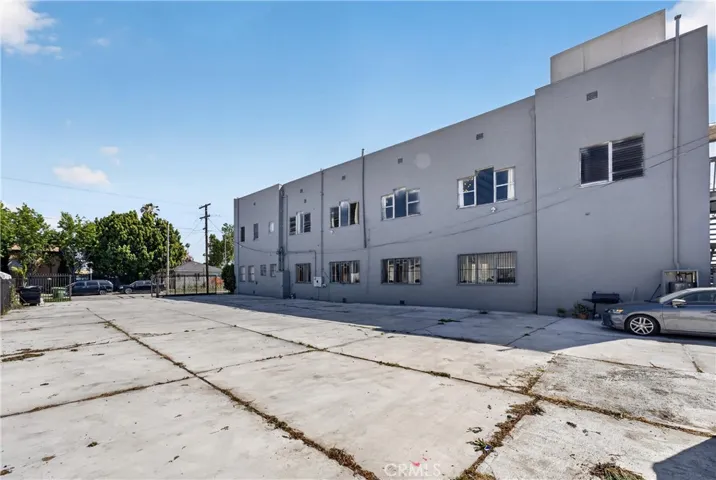 7101 Menlo, Los Angeles, California 90044