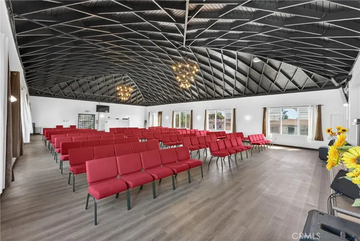 7101 Menlo, Los Angeles, California 90044