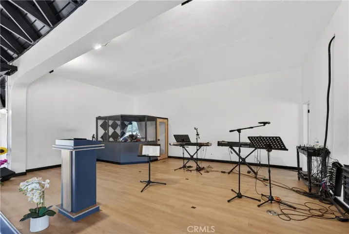 7101 Menlo, Los Angeles, California 90044