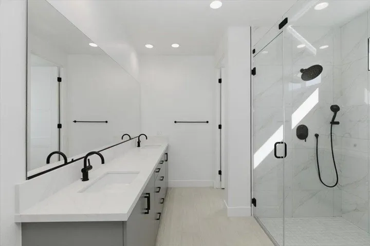 Main bathroom 2