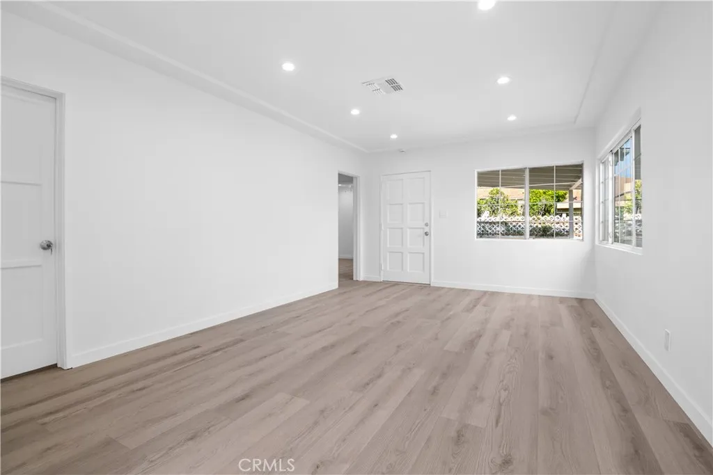 Livingroom facing east