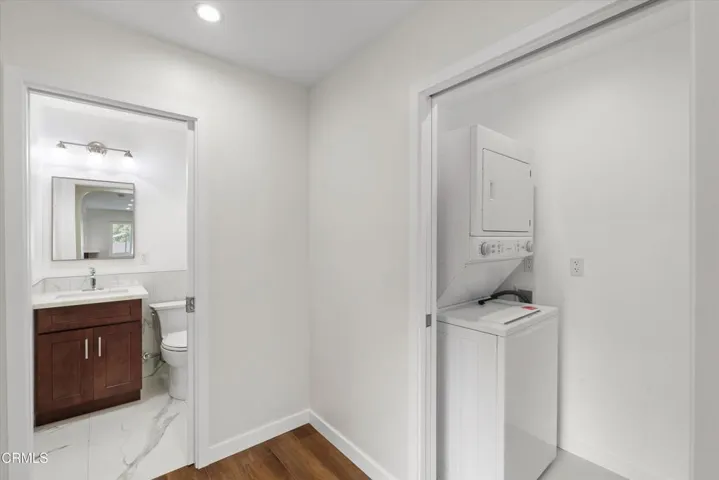 Hallway/Laundry