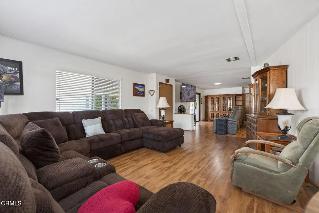 11-web-or-mls-UpmarketMedia-81Poi-061