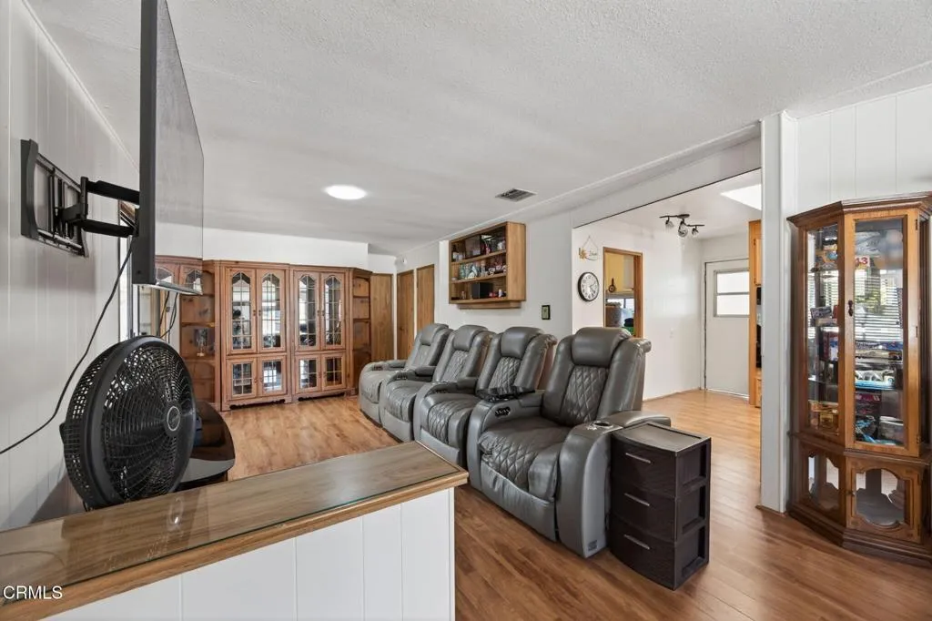 6-web-or-mls-UpmarketMedia-81Poi-043