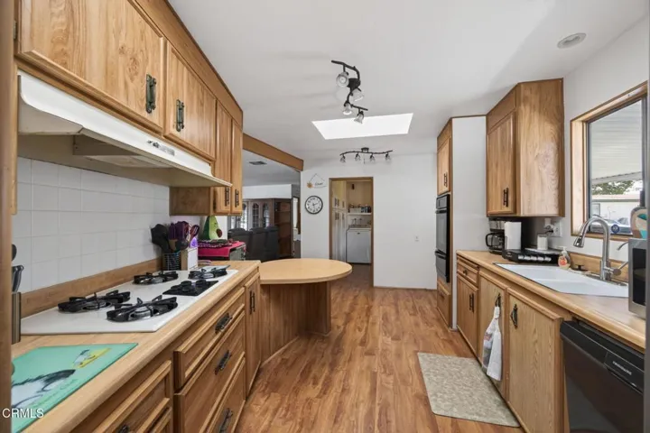 15-web-or-mls-UpmarketMedia-81Poi-073