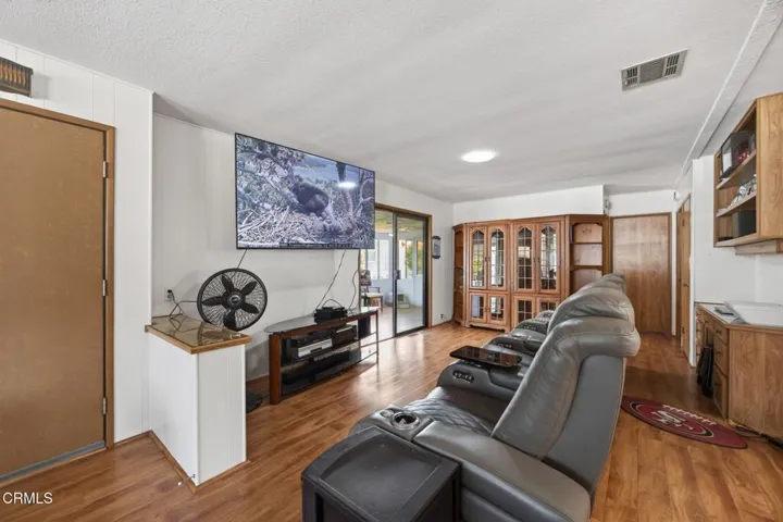 7-web-or-mls-UpmarketMedia-81Poi-046