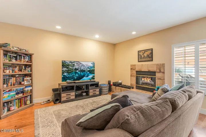 5200 White Oak Pl 30 Los-large-011-005-W