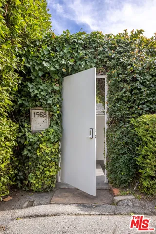 1568 Viewsite Drive, Los Angeles, California 90069