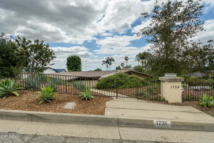 003_1724 E Loma Alta Dr_GYP-MLS