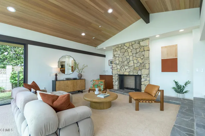 017_1724 E Loma Alta Dr_GYP-MLS