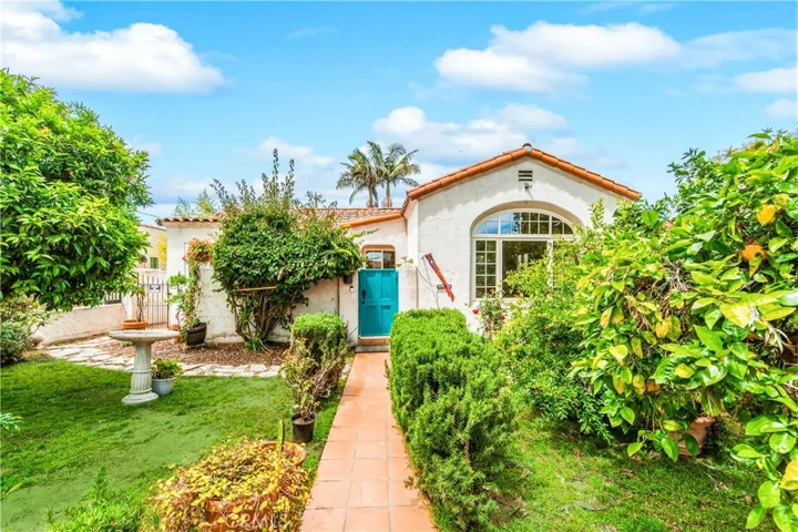 Welcome to 2835 Chestnut Avenue!