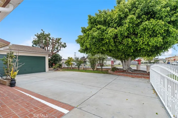 Spacious driveway