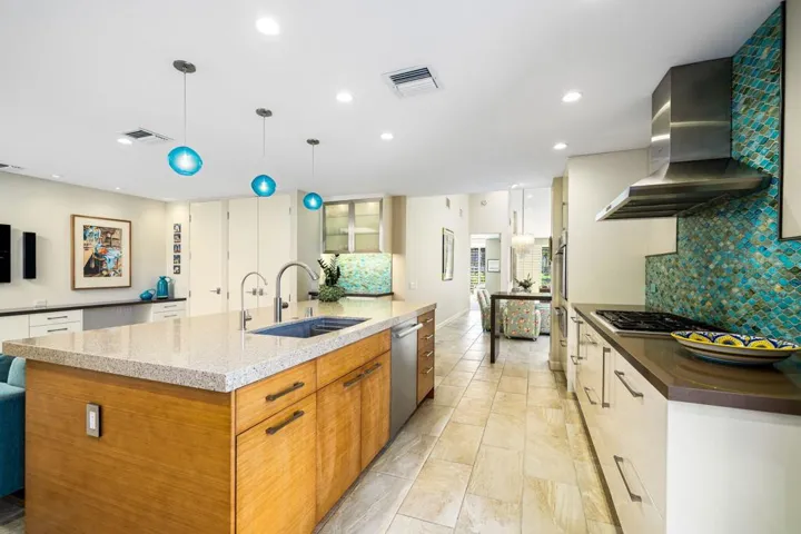 32-web-or-mls-RZ_Valley_OPMG_0125_032