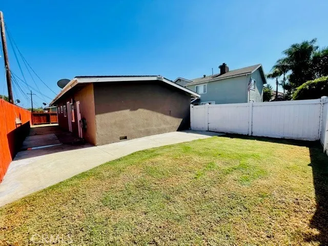 2536 Orange Avenue E, Costa Mesa, California 92627