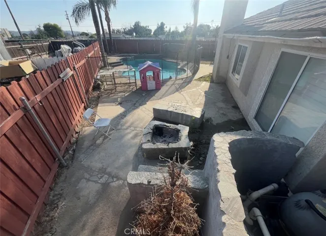 Actual Pic of side of back yard