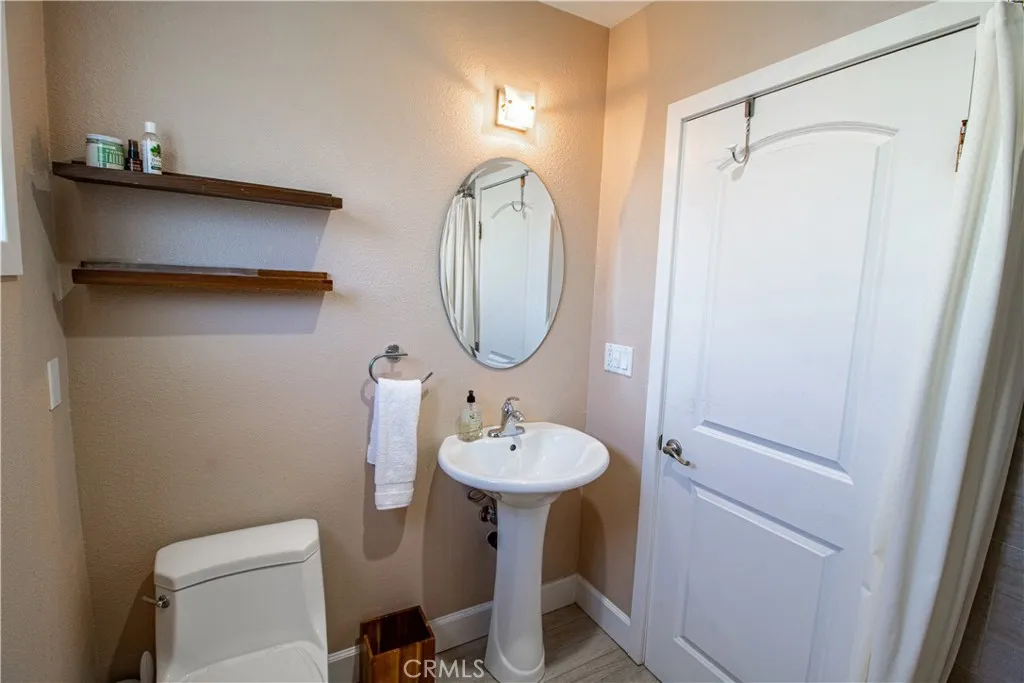 2nd bedroom bath