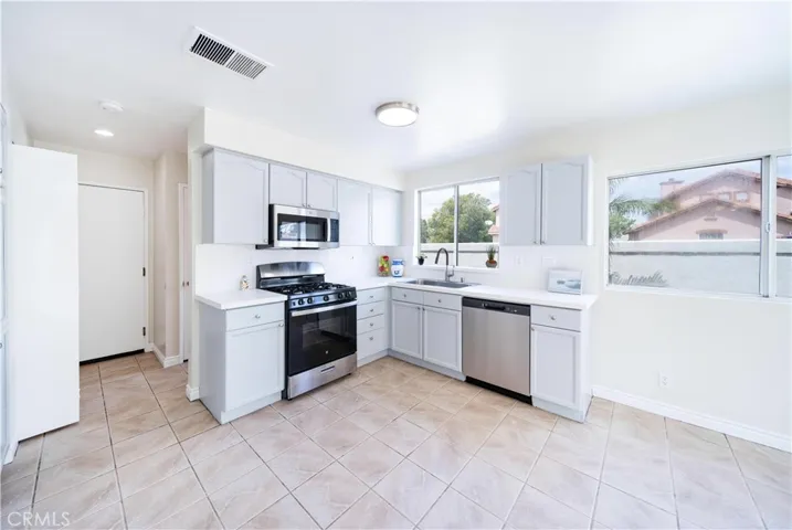 877 Willowcreek, Corona, California 92878