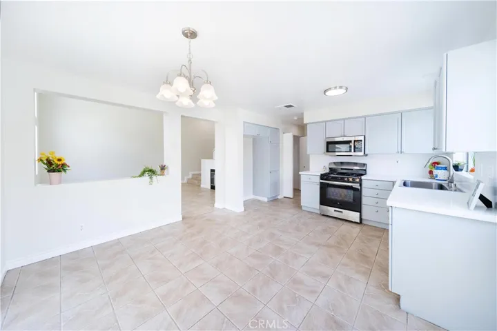 877 Willowcreek, Corona, California 92878