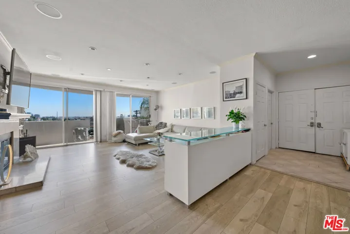 11535 Rochester Avenue 301, Los Angeles, California 90025