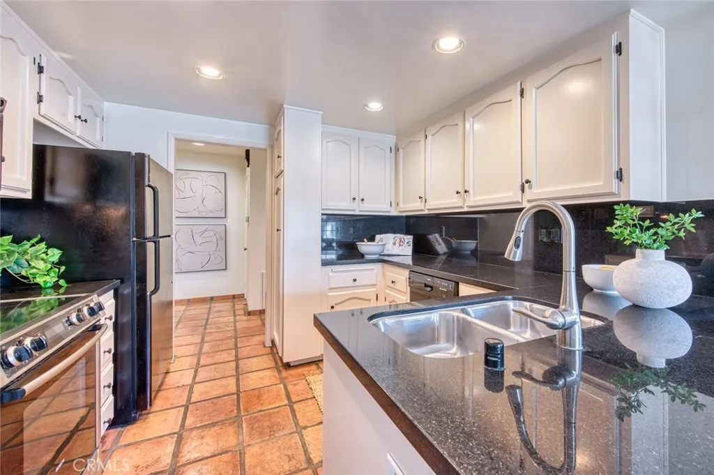 Kitchen - refrigerator included