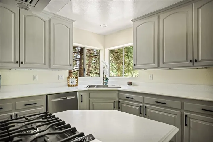 28670 Shenandoah Drive, Lake Arrowhead, California 92352