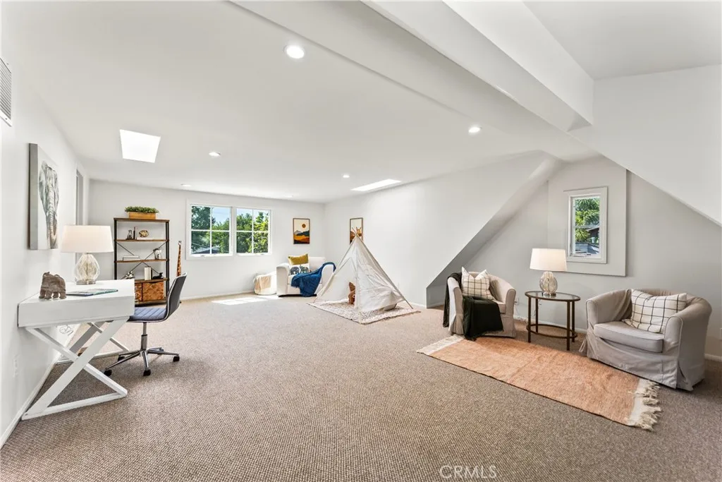 Amazing 2nd Floor Bonus Room