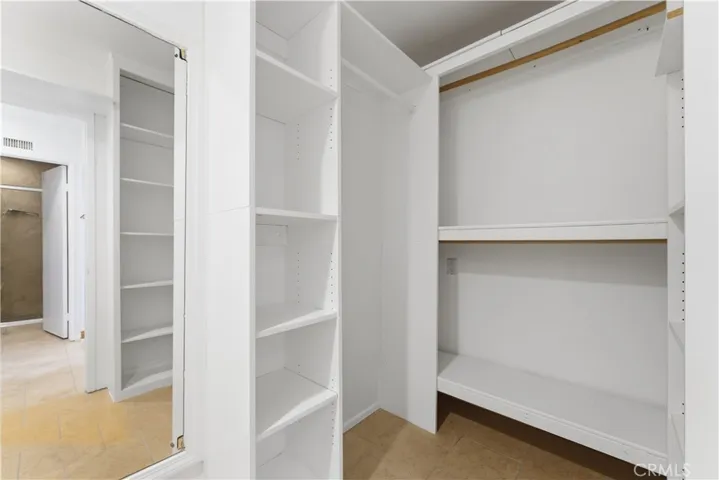 WALK IN CLOSET