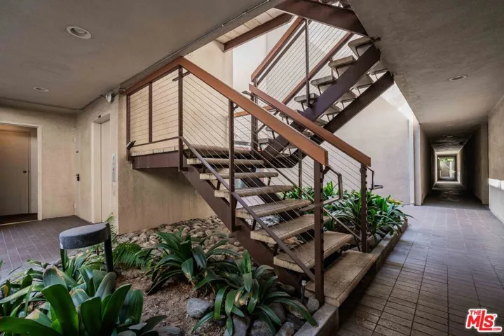 330 S Barrington Avenue 210, Los Angeles, California 90049