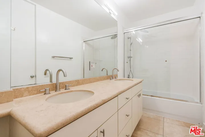 330 S Barrington Avenue 210, Los Angeles, California 90049