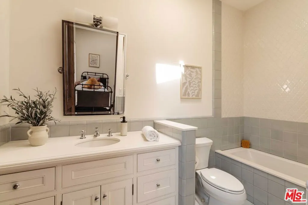 Guest Suite 2 (Upstairs)