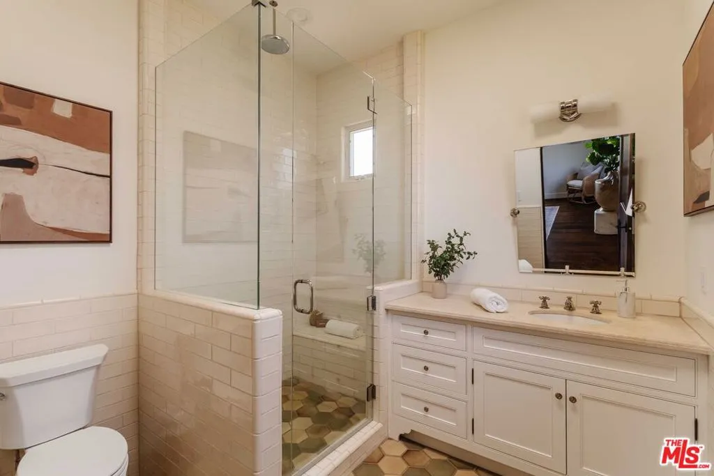 Guest Suite 1 (Upstairs)