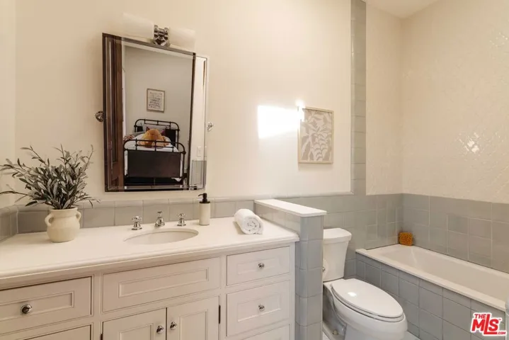 Guest Suite 2 (Upstairs)