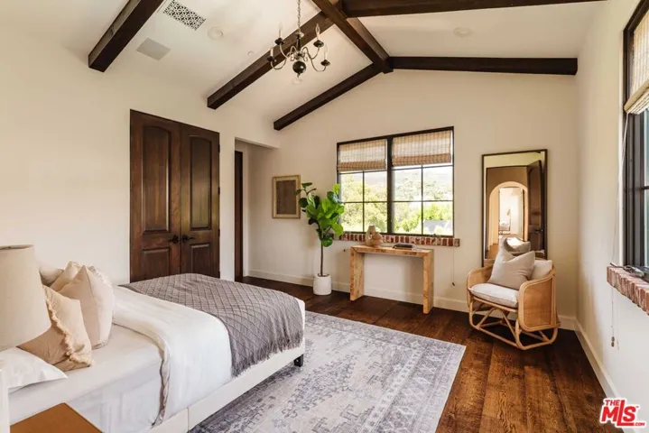 Guest Suite 1 (Upstairs)