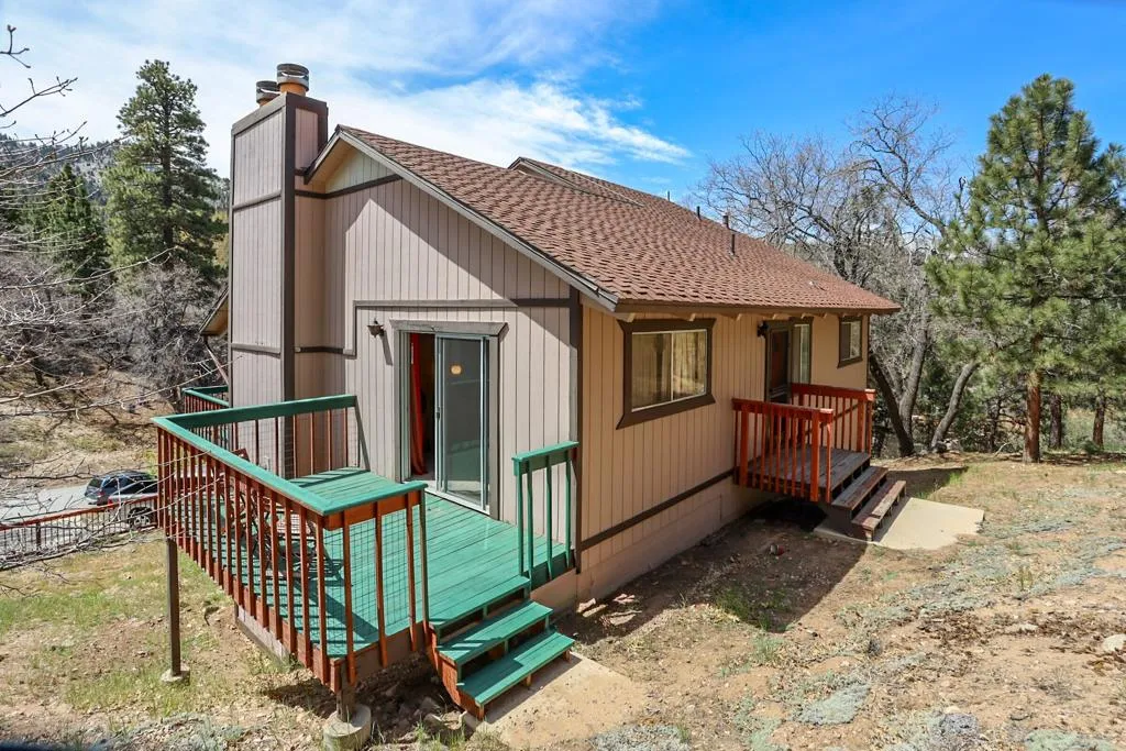 039_Side Yard Deck