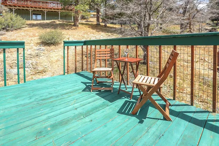 040_Side Yard Deck